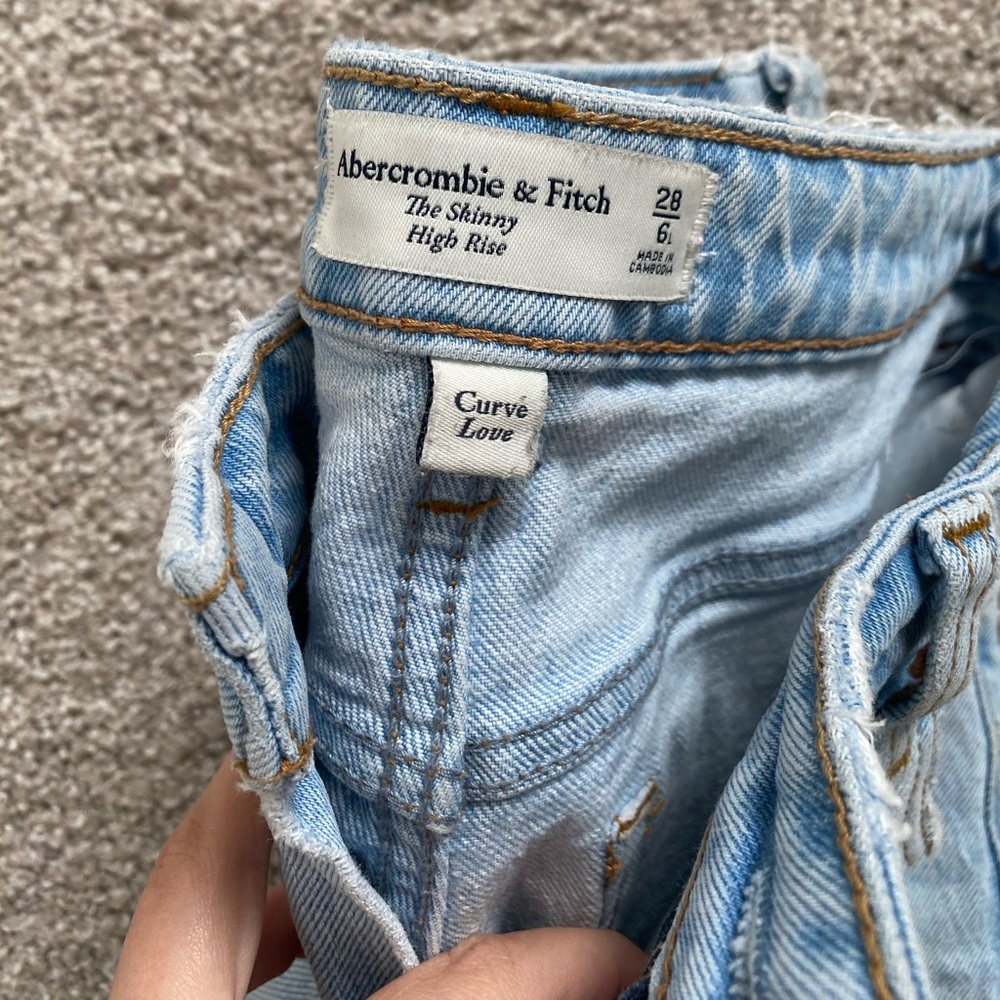 SOLD - Abercrombie Light Wash Jeans (28 L)